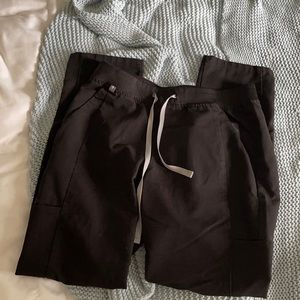 Figs Scrubs black Alwar skinny cargo scrub pant